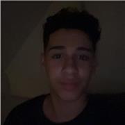 Freundlicher Nachhilfelehrer (selbst Schüler) für Grundschulkinder